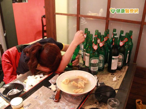 大口吃肉喝酒 小心急性痛風找上你! 大口吃肉喝酒 小心急性痛風找上你!
